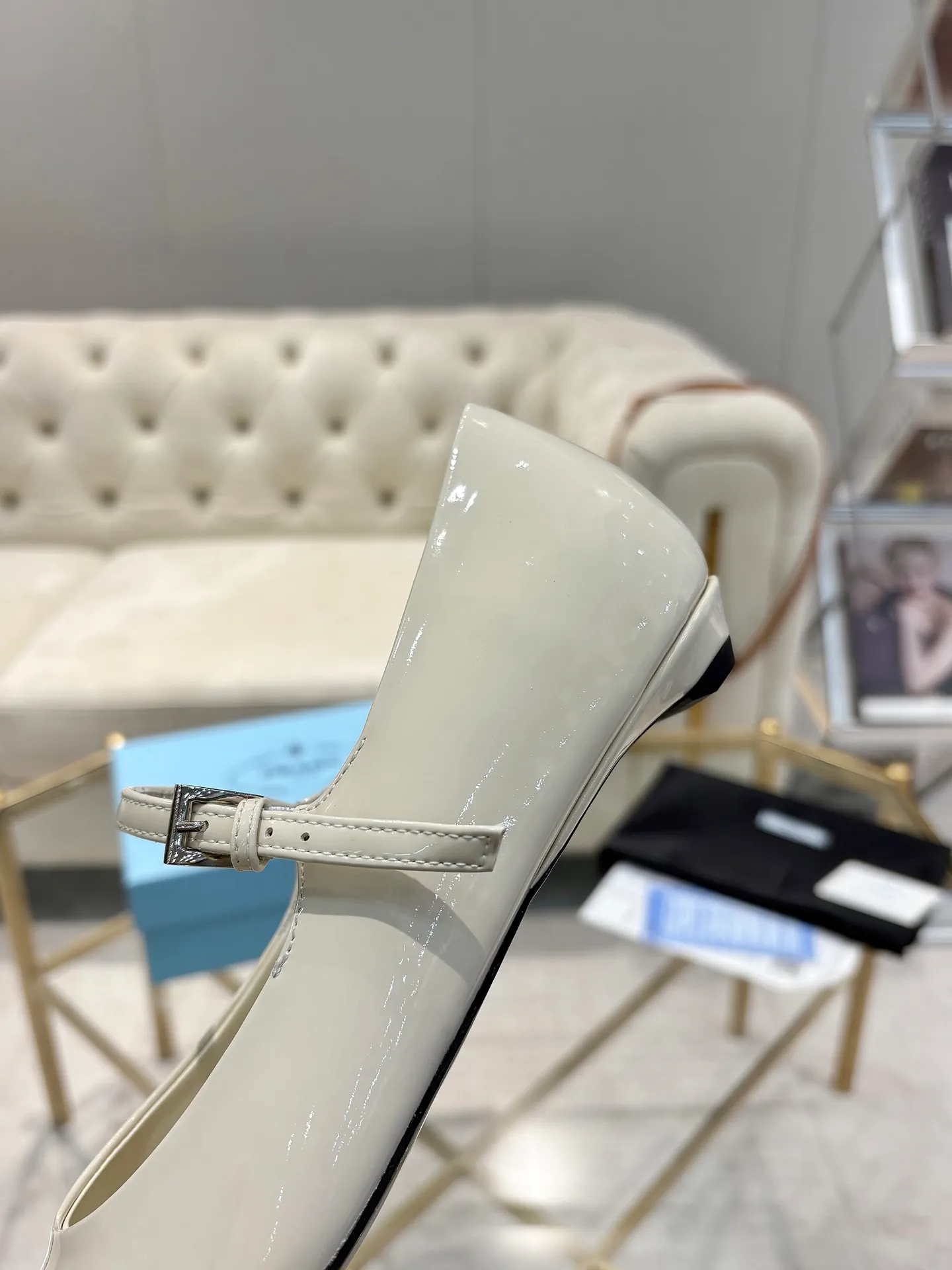 👟👟Ex-factory price 580👟👟 (imitation leather bottom-20) New arrival 👉Ready stock👈Remove the original board and make a 1:1 replica‼ ️ The highest version of Prada's early spring catwalk hot style 😘The latest spring style Retro Mary Jane series Genuine leather sole, simulated leather sole, a must-have for goddesses Super comfortable on the feet, reducing age 👉The upper is made of imported cowhide leather, comfortable and small square toe, retro and playful, lining + foot pads, imported sheepskin lining, breathable and comfortable (1.5 high small insert heel) ) Matched private model buckle (all original logos) Size 35M-39M (34 40 41 42 customized, non-returnable and non-exchangeable)